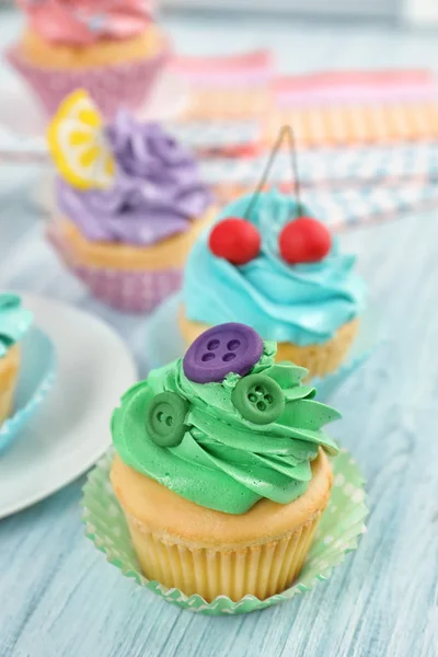 Hermosos cupcakes en mesa de madera — Foto de Stock