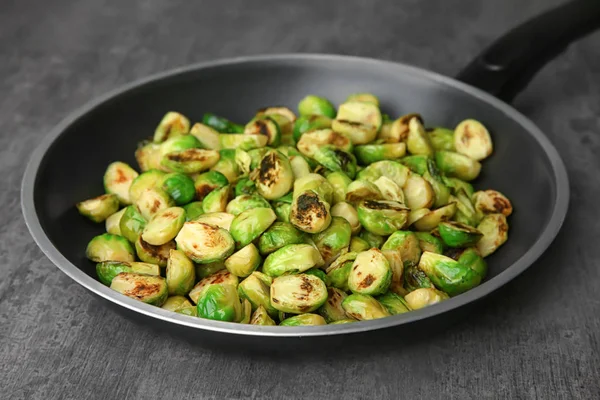 Padella con germogli di brussel arrosto su fondo grigio — Foto Stock