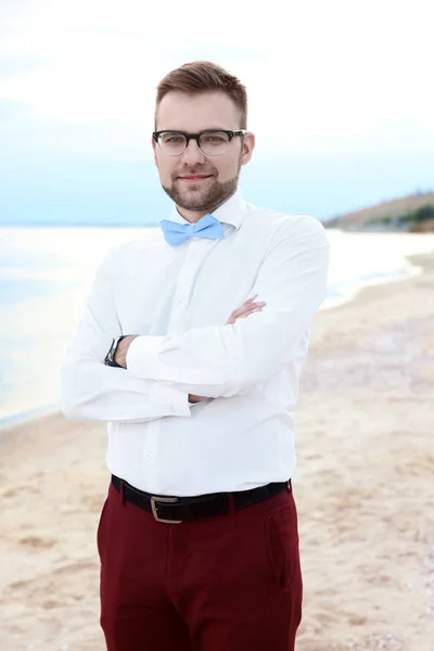 Handsome young man on beach — Stock Photo, Image