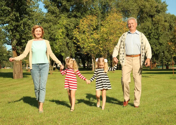 Yaşlı çift granddaughters Park ile