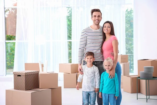 Familia en su nuevo hogar — Foto de Stock