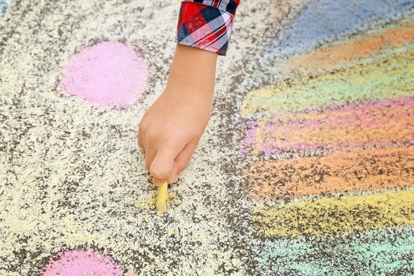 Little child drawing with chalk on asphalt, closeup — Stock Photo, Image