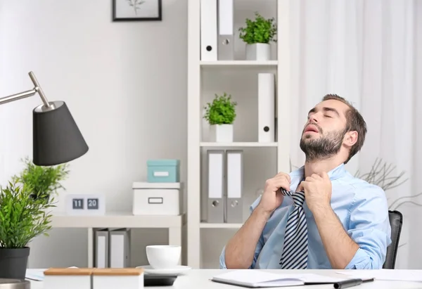 Homem sentindo quente — Fotografia de Stock