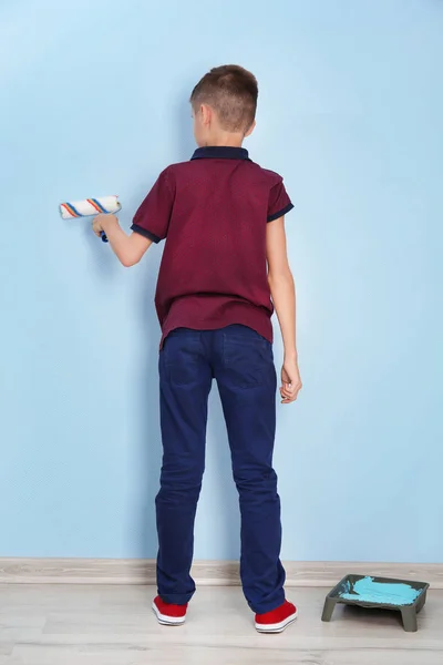 Schattig jongetje schilderen muur in kamer — Stockfoto