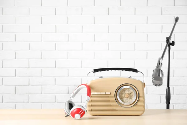 Radio rétro, écouteurs et microphone — Photo