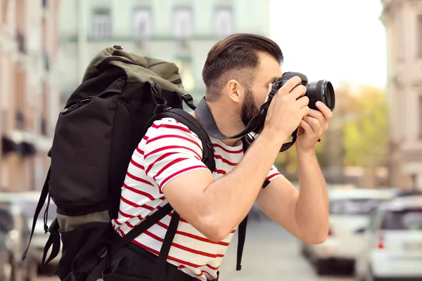 Young male tourist taking photo outdoors — Stock Photo, Image