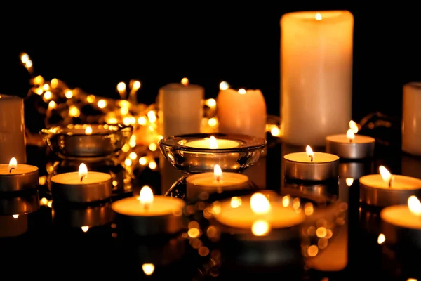 Brennende Kerzen auf dunklem Hintergrund — Stockfoto
