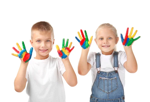 Lindos niños pequeños con manos en pintura sobre fondo blanco — Foto de Stock
