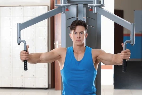 Musculação jovem formação — Fotografia de Stock