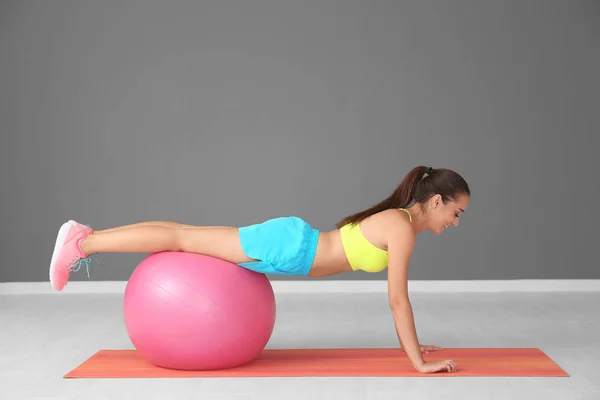 Junge Frau trainiert im Fitnessstudio — Stockfoto