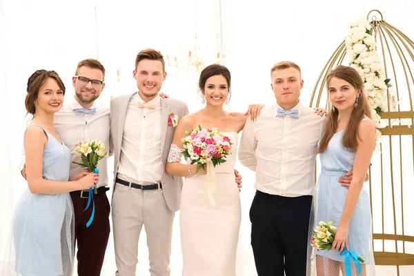 Gelukkige mooie paar met de beste mannen en bruidsmeisjes op trouwdag, binnenshuis — Stockfoto