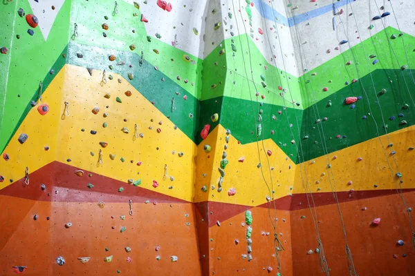 Pared de escalada con rocas artificiales — Foto de Stock