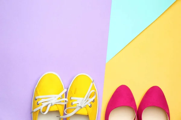 Verschiedene weibliche stilvolle Schuhe auf farbigem Hintergrund — Stockfoto