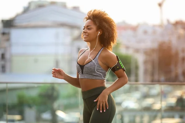 Deportiva mujer corriendo al aire libre — Foto de Stock