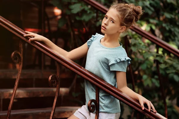 Petite fille à la mode dans les escaliers à l'extérieur — Photo