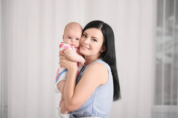 Jovem mãe e bebê bonito — Fotografia de Stock