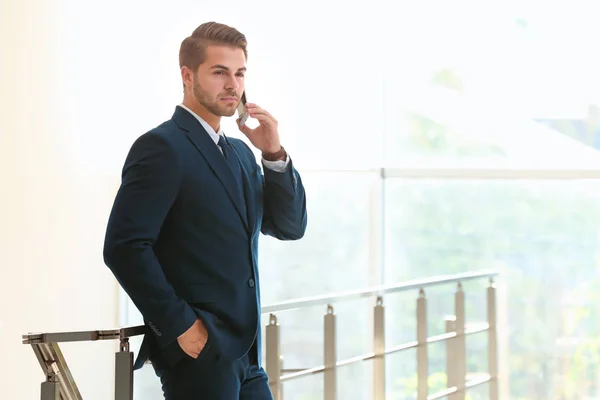 Businessman talking on mobile phone — Stock Photo, Image