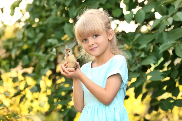 Маленькая девочка с милым утенком — стоковое фото