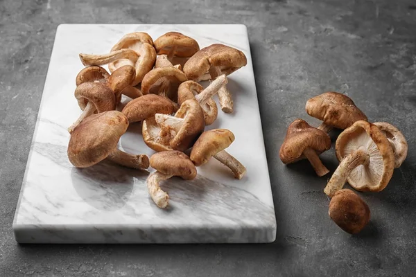 Tablero con hongos shiitake crudos — Foto de Stock