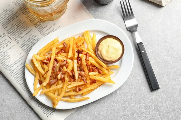 Teller mit Pommes und Speck — Stockfoto