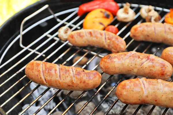 Embutidos en Parrilla Barbacoa — Foto de Stock