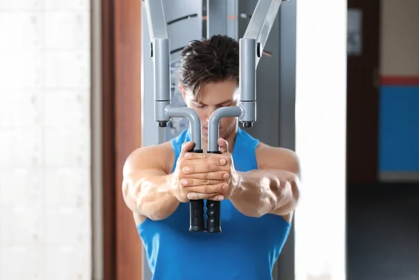 Musculação jovem formação — Fotografia de Stock