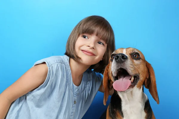 Köpek ile şirin kız — Stok fotoğraf