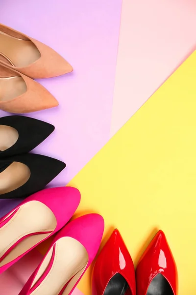 Жіноче стильне взуття на кольоровому фоні — стокове фото