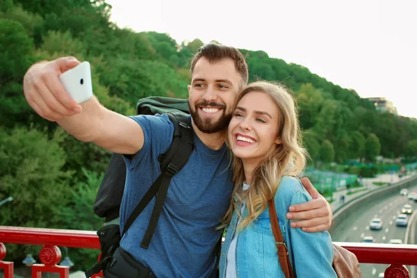 Casal de jovens turistas tomando selfie ao ar livre — Fotografia de Stock