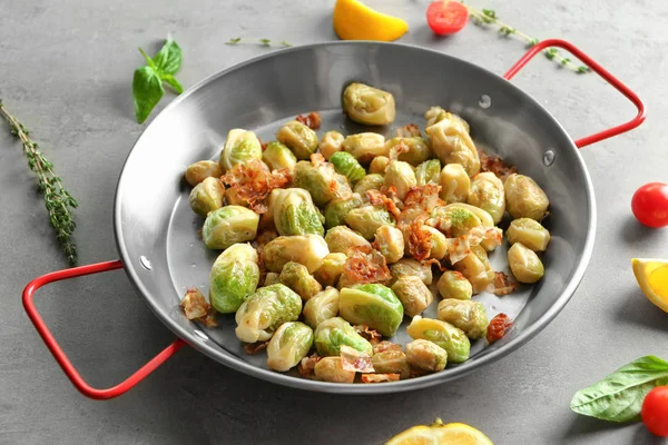 Padella con germogli di Bruxelles e pancetta — Foto Stock