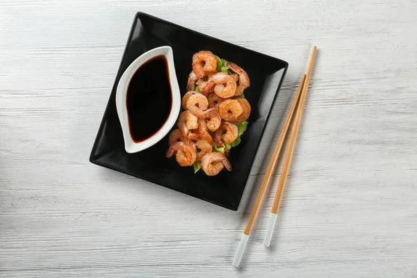 Deska s čerstvé chutné krevety koš a omáčkou — Stock fotografie