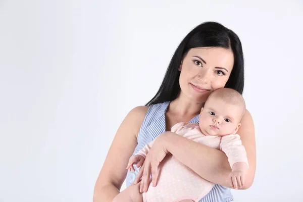 Jovem mãe e bebê bonito — Fotografia de Stock