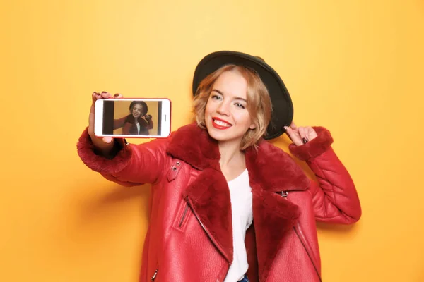 Menina hipster atraente tomando selfie — Fotografia de Stock