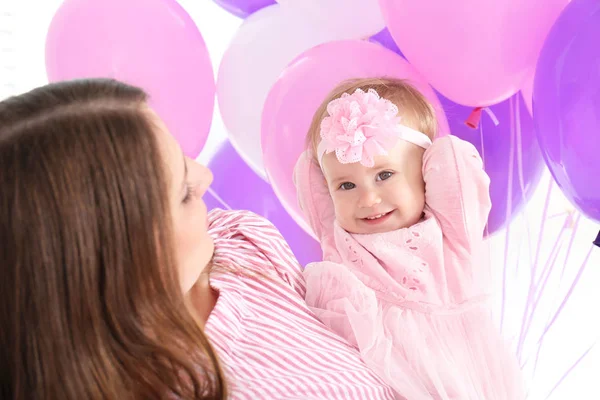 若い母親とかわいい赤ちゃん、自宅の誕生日を祝う — ストック写真