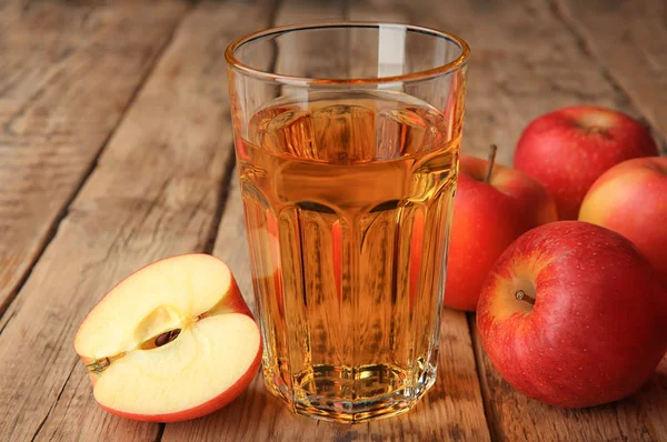 Vaso con zumo de manzana fresco — Foto de Stock