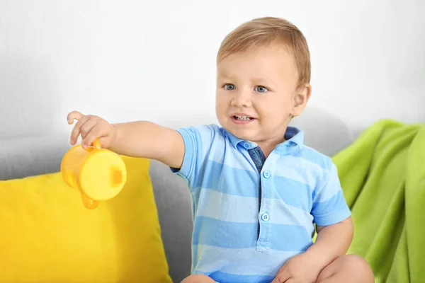 Förtjusande baby med dricka flaska hemma — Stockfoto