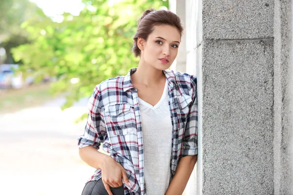 Portret van een mooie jonge vrouw — Stockfoto