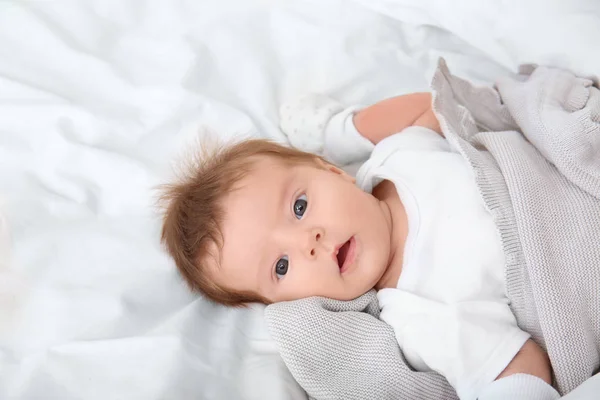 Lindo bebé acostado en la cama — Foto de Stock