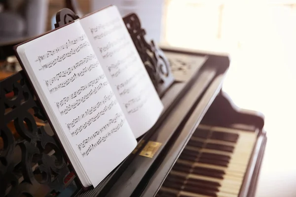 Hojas de música en piano — Foto de Stock