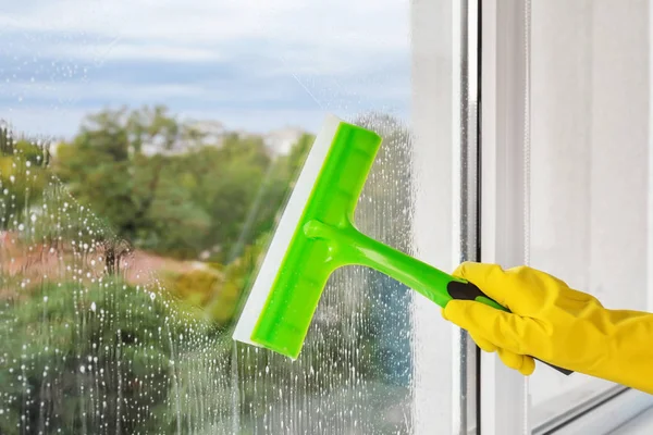 Renare tvätt fönster — Stockfoto