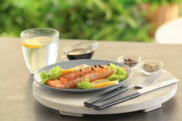 Placa con sabroso salmón a la parrilla —  Fotos de Stock