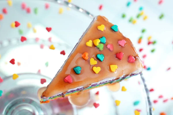 Ízletes szivárvány torta karamell öntettel — Stock Fotó