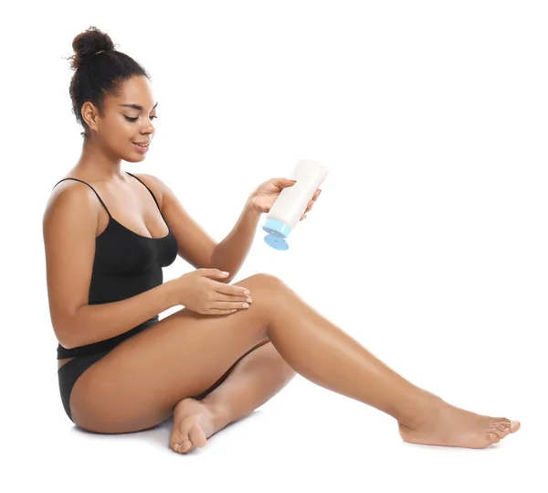 Vackra Unga Afroamerikanska Kvinna Applicera Kräm Huden Vit Bakgrund — Stockfoto
