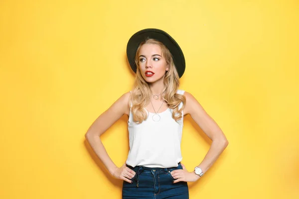 Aantrekkelijke hipster meisje in hoed — Stockfoto