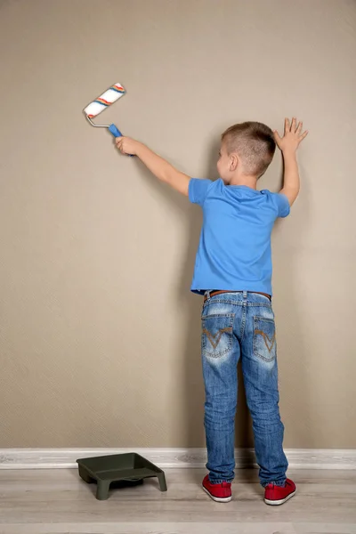 Boy painting wall in room — Stock Photo, Image