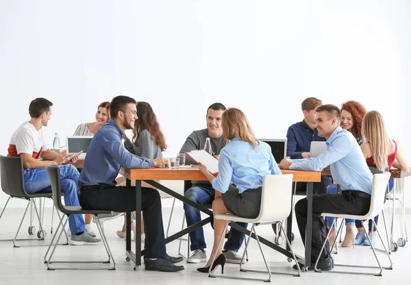 Groupe de personnes avec formateur d'entreprise au séminaire — Photo