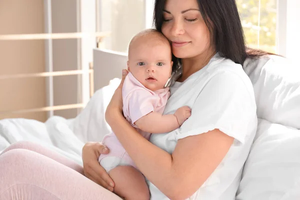 Ibu muda dengan bayi di tempat tidur di rumah — Stok Foto
