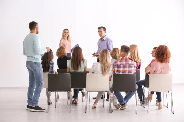 Grupo de personas con formador empresarial en el seminario — Foto de Stock