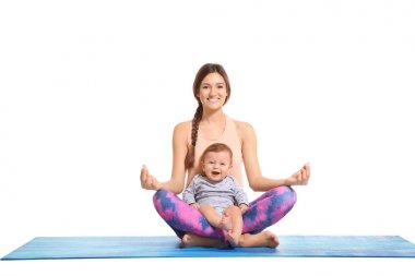 Genç anne bebek beyaz izole, Yoga yapıyordum
