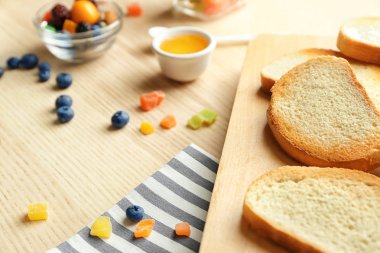 Taze gevrek tost ile kurulu 